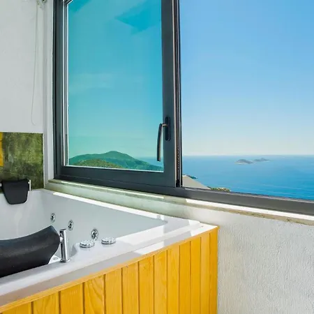 3 Bedroom Seaview Luxury - Heated Indoor Pool