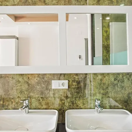 3 Bedroom Seaview Luxury - Heated Indoor Pool Вилла