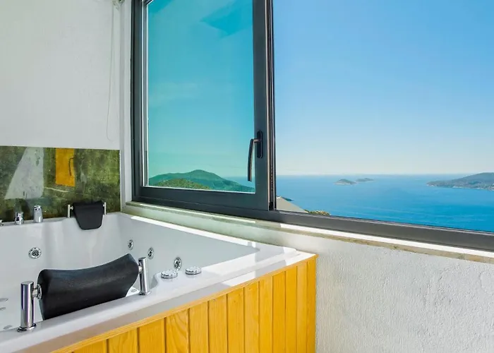 3 Bedroom Seaview Luxury - Heated Indoor Pool