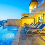 3 Bedroom Seaview Luxury - Heated Indoor Pool