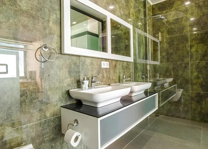 Villa 3 Bedroom Seaview Luxury - Heated Indoor Pool