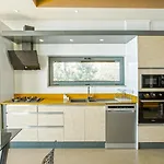 3 Bedroom Seaview Luxury - Heated Indoor Pool וילה