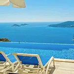 3 Bedroom Seaview Luxury - Heated Indoor Pool *