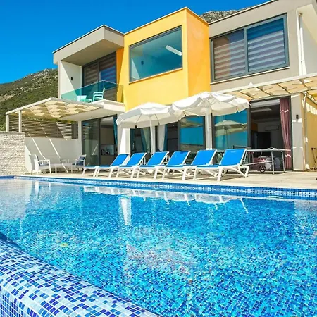 3 Bedroom Seaview Luxury - Heated Indoor Pool וילה